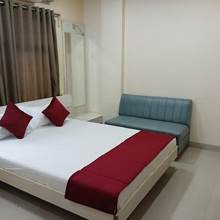 Hotel Tirupati Palace Indore Bagian luar foto