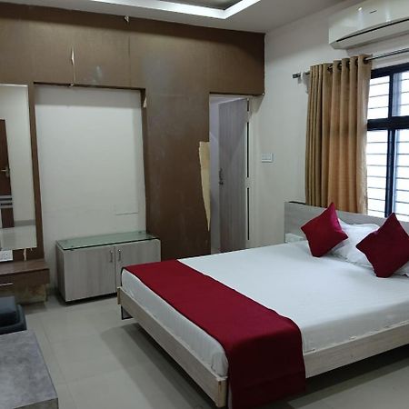 Hotel Tirupati Palace Indore Bagian luar foto