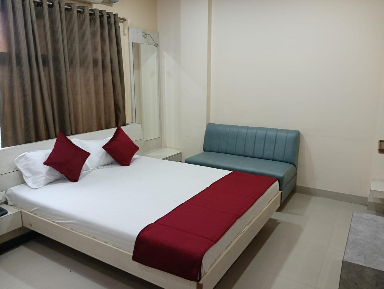 Hotel Tirupati Palace Indore Bagian luar foto