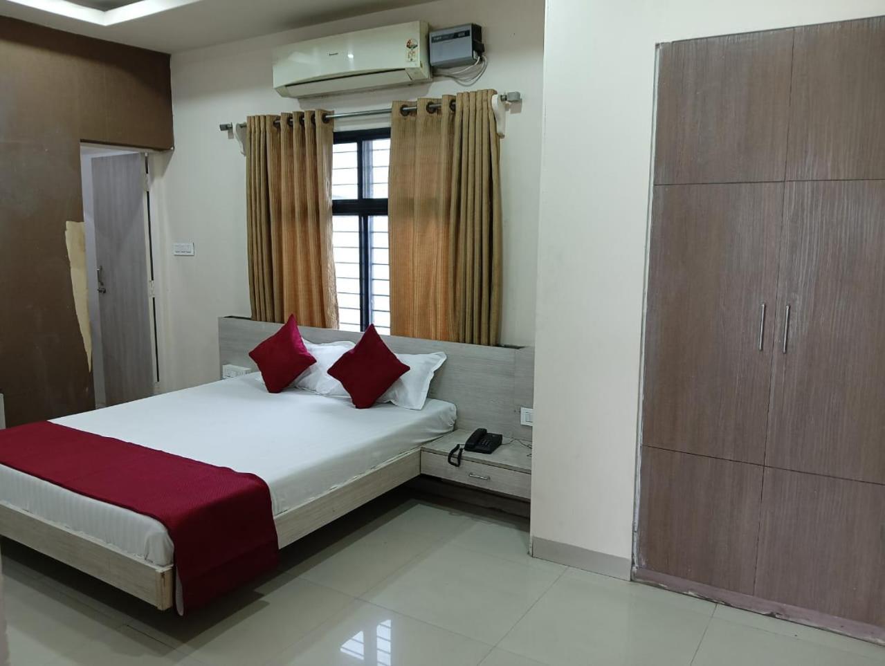 Hotel Tirupati Palace Indore Bagian luar foto