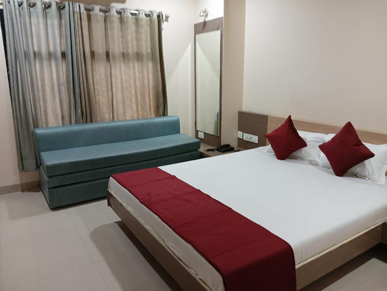 Hotel Tirupati Palace Indore Bagian luar foto