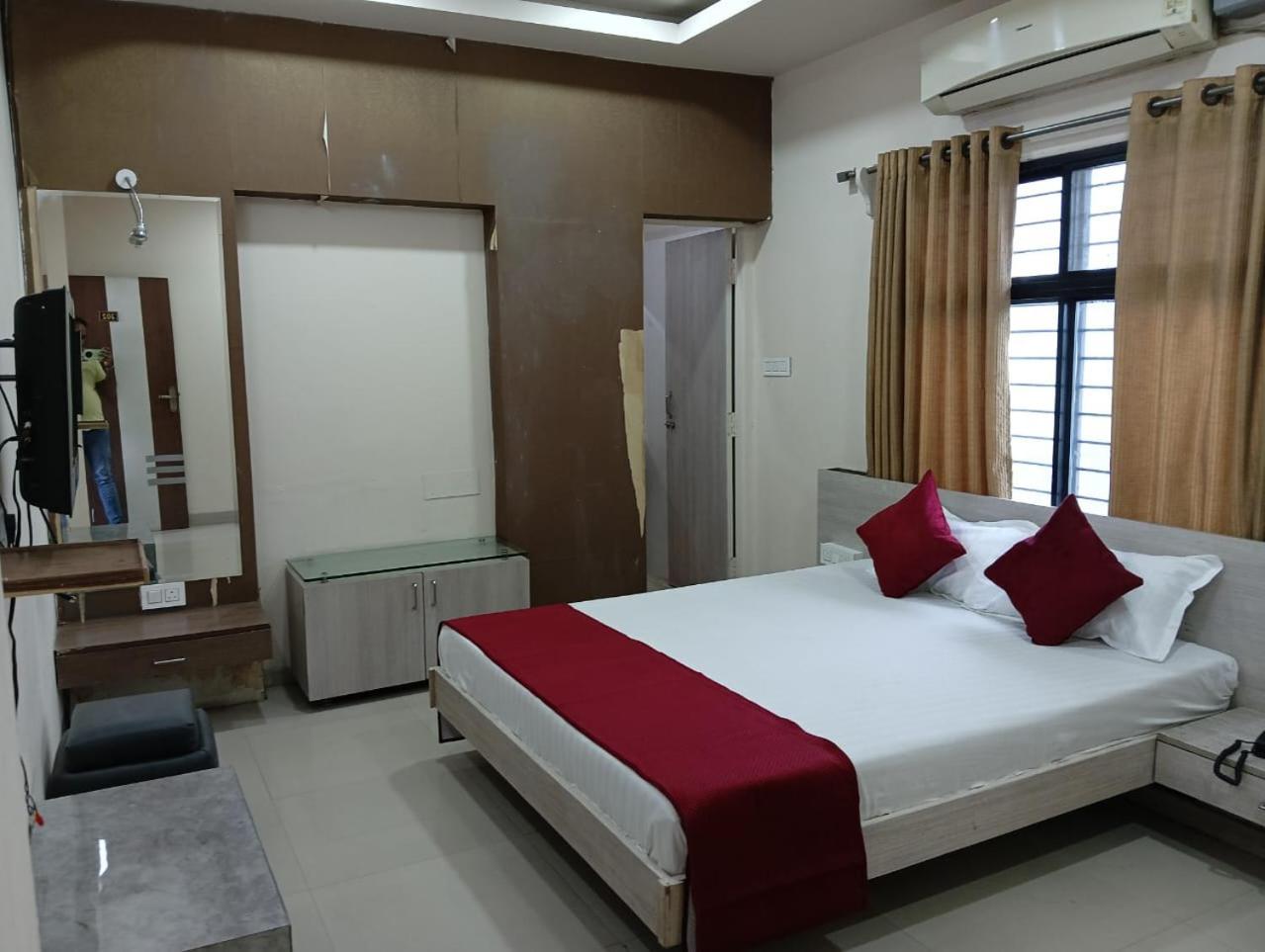 Hotel Tirupati Palace Indore Bagian luar foto