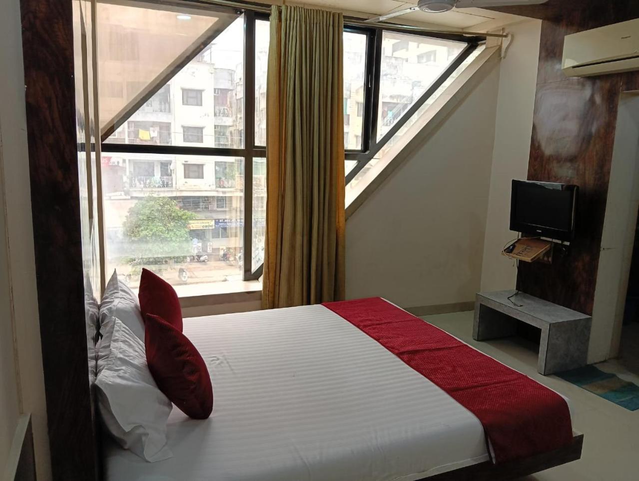Hotel Tirupati Palace Indore Bagian luar foto