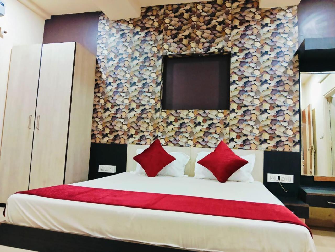 Hotel Tirupati Palace Indore Bagian luar foto
