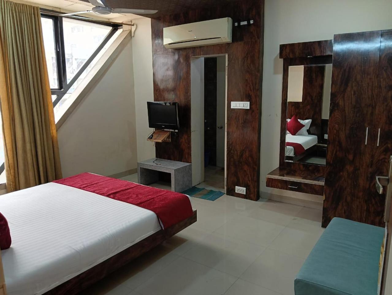 Hotel Tirupati Palace Indore Bagian luar foto