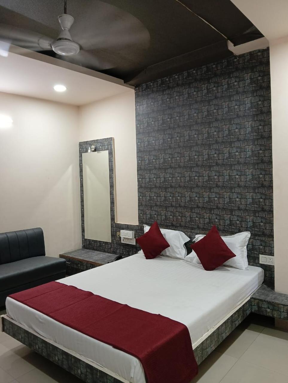 Hotel Tirupati Palace Indore Bagian luar foto