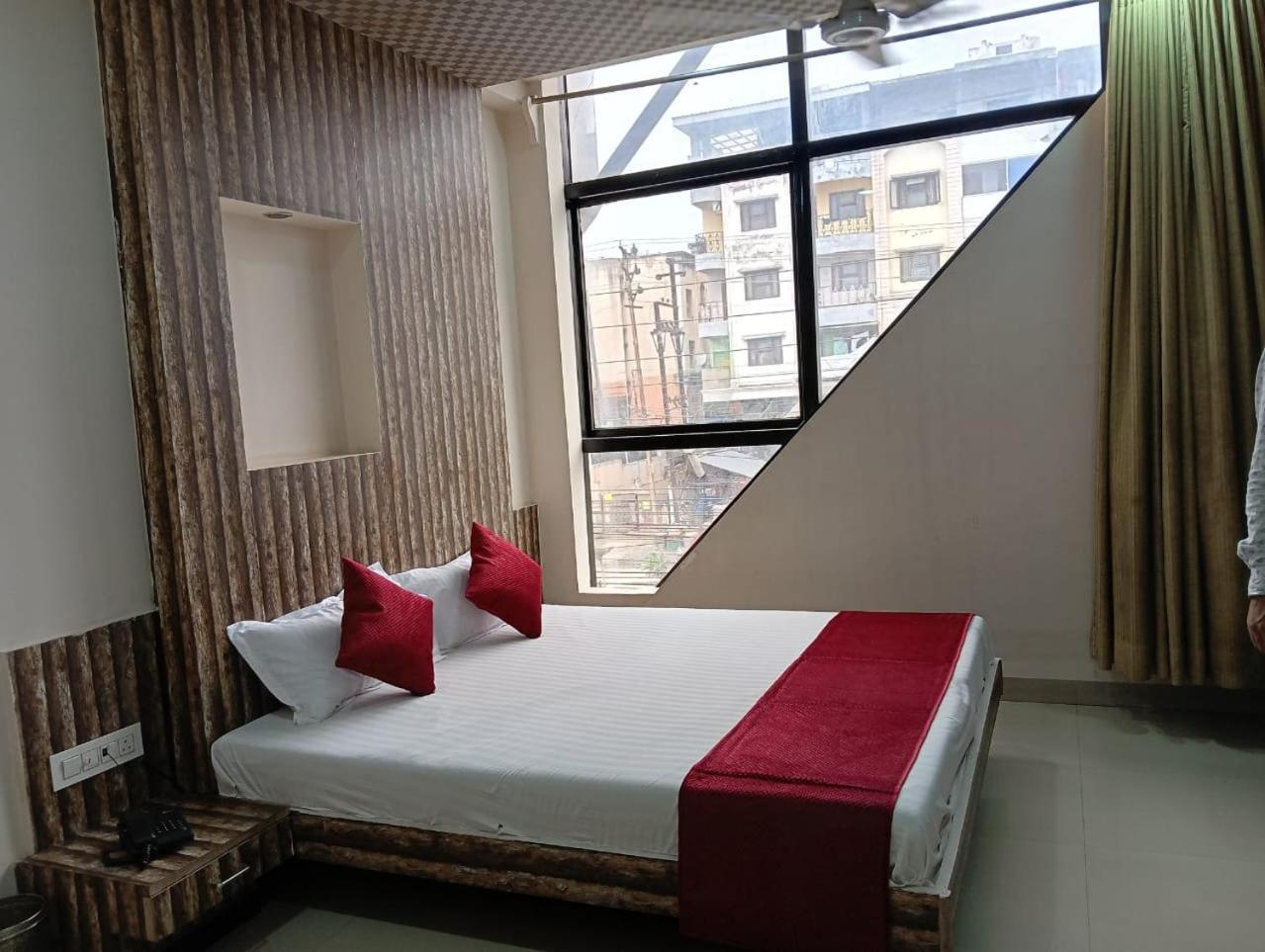Hotel Tirupati Palace Indore Bagian luar foto